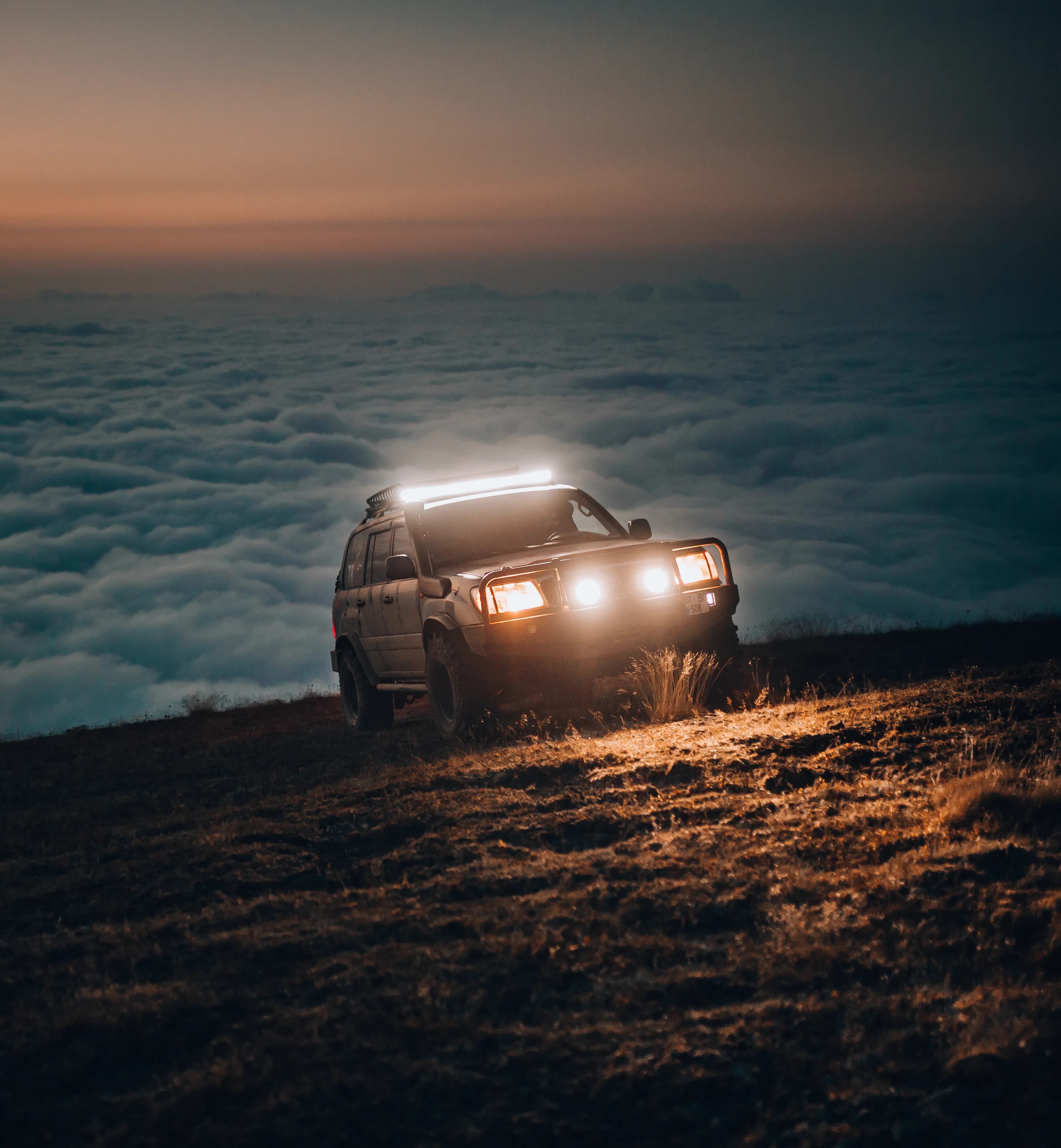 Iluminación LED en vehículo off-road de noche